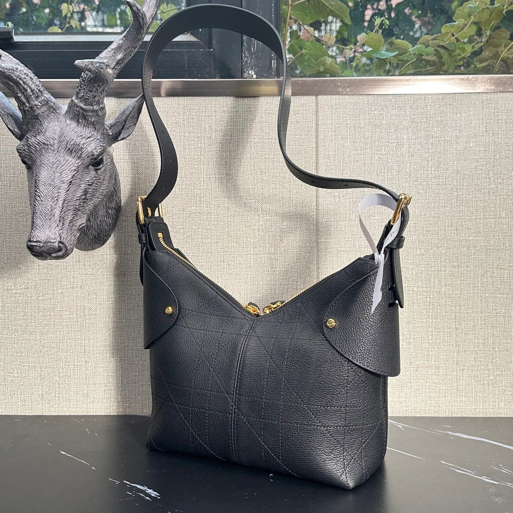 Voyage 8.7 in Leather Handbag 2845