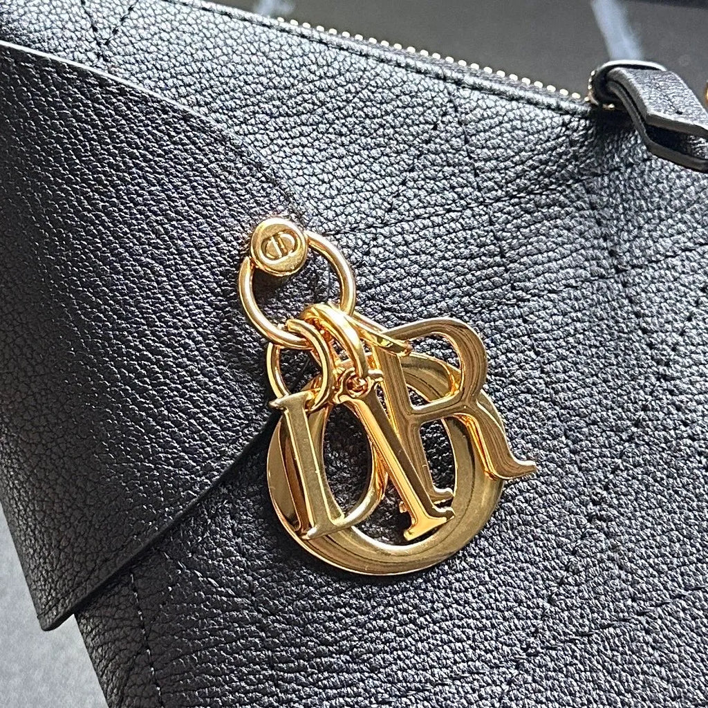 Voyage 8.7 in Leather Handbag 2845