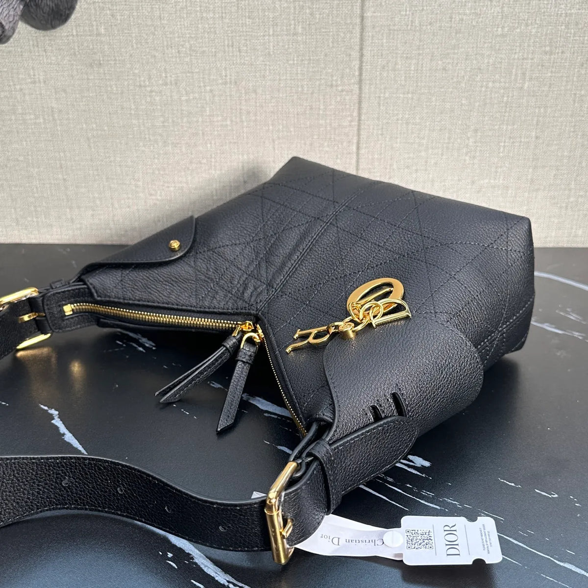 Voyage 8.7 in Leather Handbag 2845