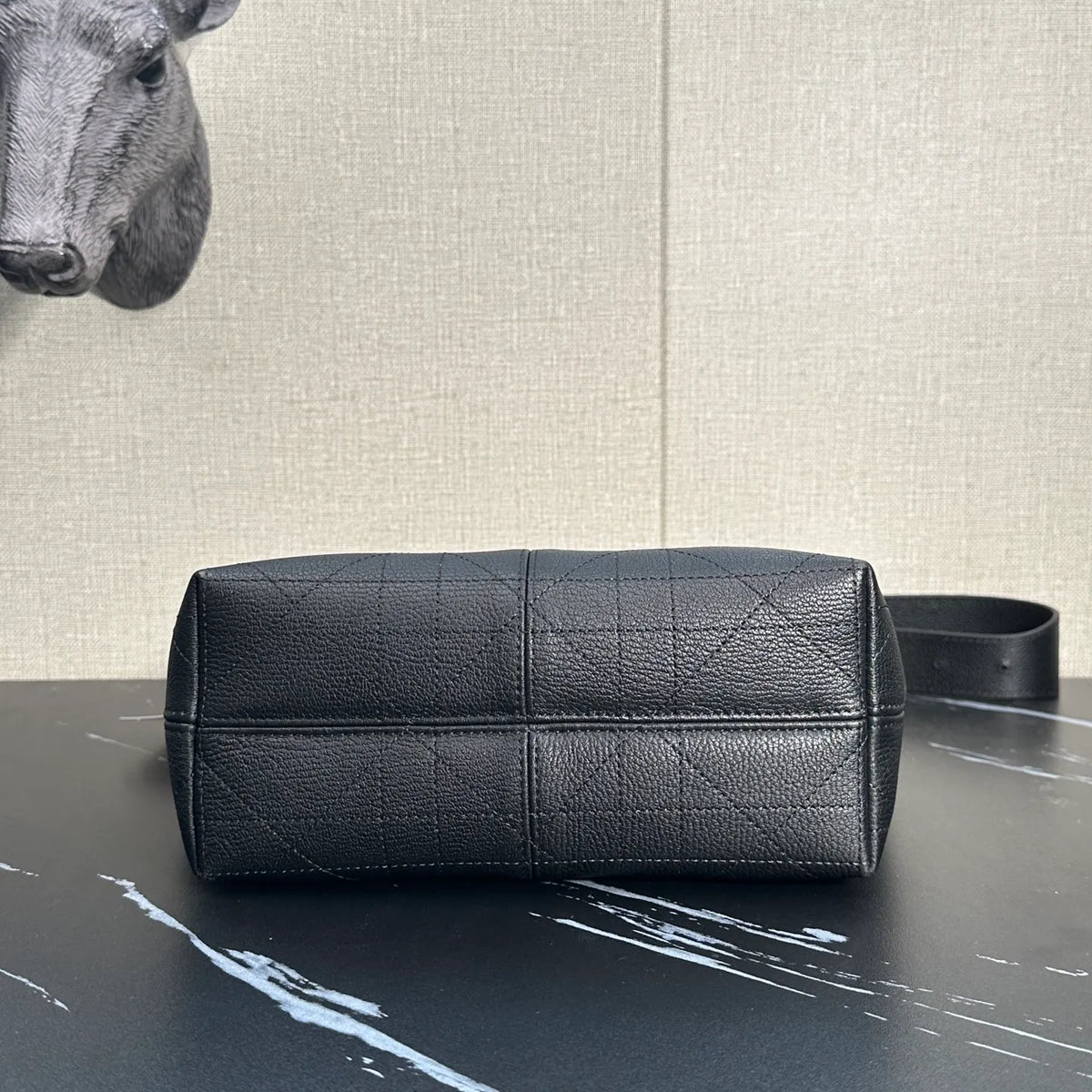Voyage 8.7 in Leather Handbag 2845