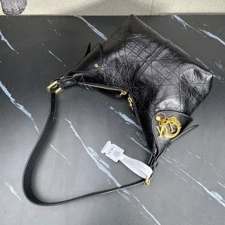 Voyage 8.7 in Leather Handbag 2845