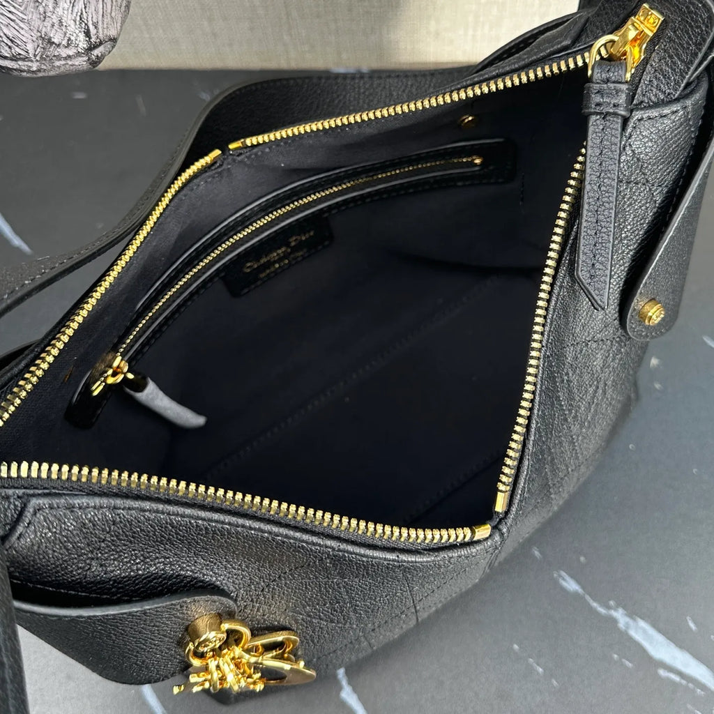 Voyage 8.7 in Leather Handbag 2845