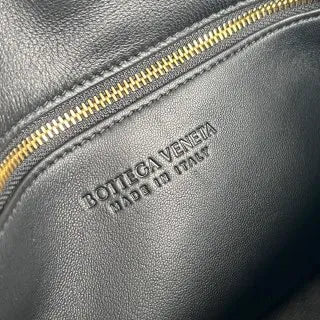 Women's BV Madison Leather 10.6 in Shoulder Bag 836296