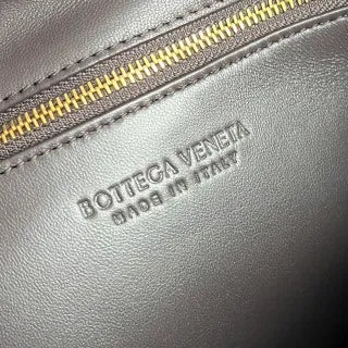 Women's BV Madison Leather 10.6 in Shoulder Bag 836296
