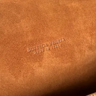 Women's BV Notturno Lambskin 8.3 in Crossbody Bag 843893