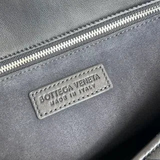 Women's BV Veneto Lambskin 10.2 in Crossbody Bag 843836