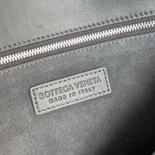 Women's BV Veneto Leather 10.2 in Crossbody Bag 843836