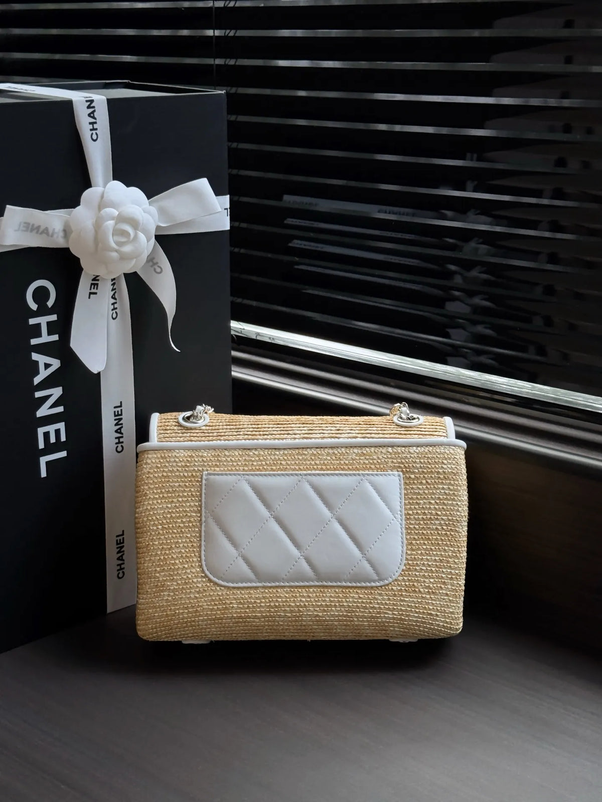 Women's Chanel 26C Resort Straw 9.1 in Bag AS6017 301847