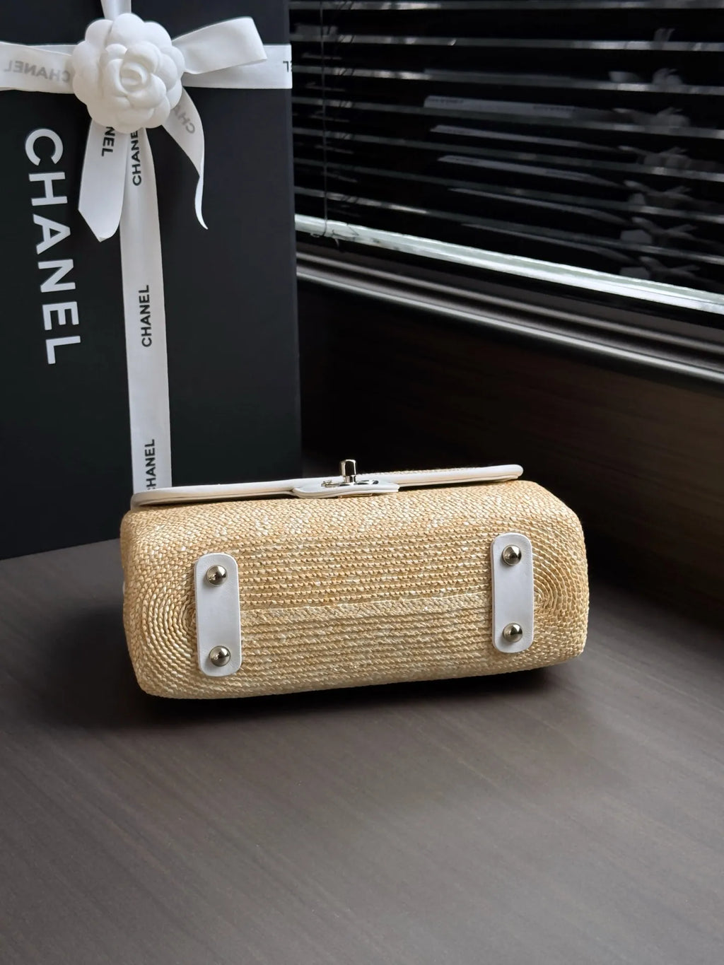 Women's Chanel 26C Resort Straw 9.1 in Bag AS6017 301847