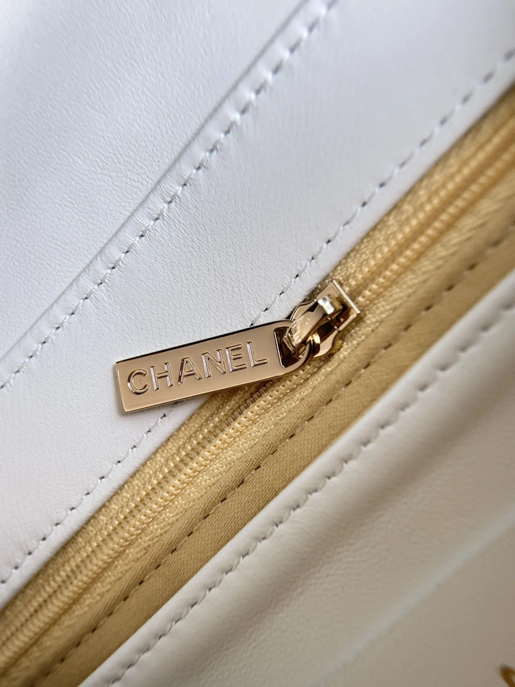 Women's Chanel 26C Resort Straw 9.1 in Bag AS6017 301847