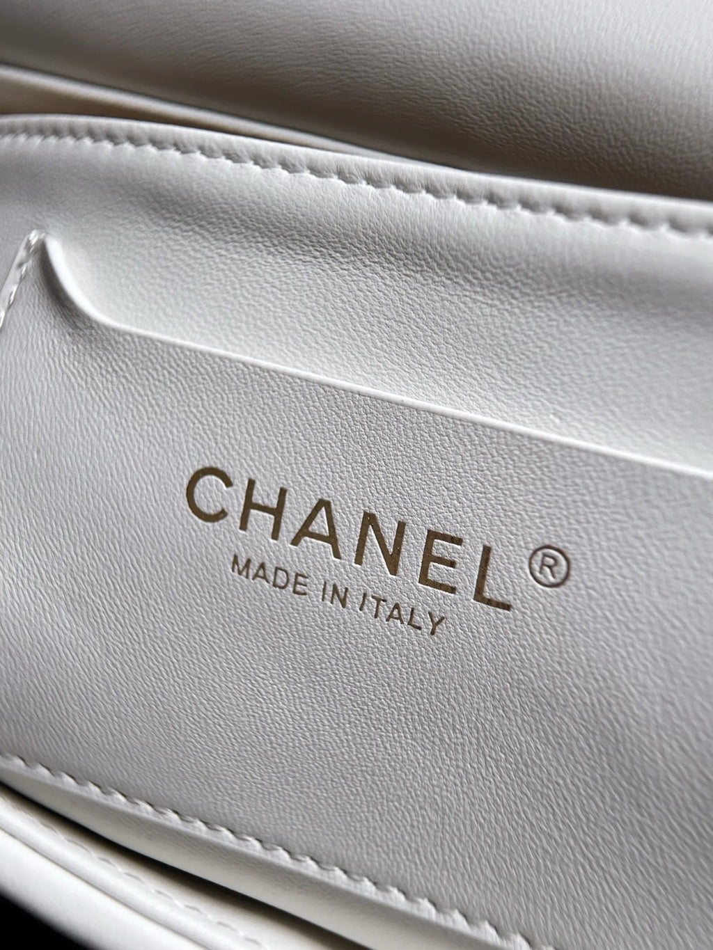 Women's Chanel 26C Resort Straw 9.1 in Bag AS6017 301847
