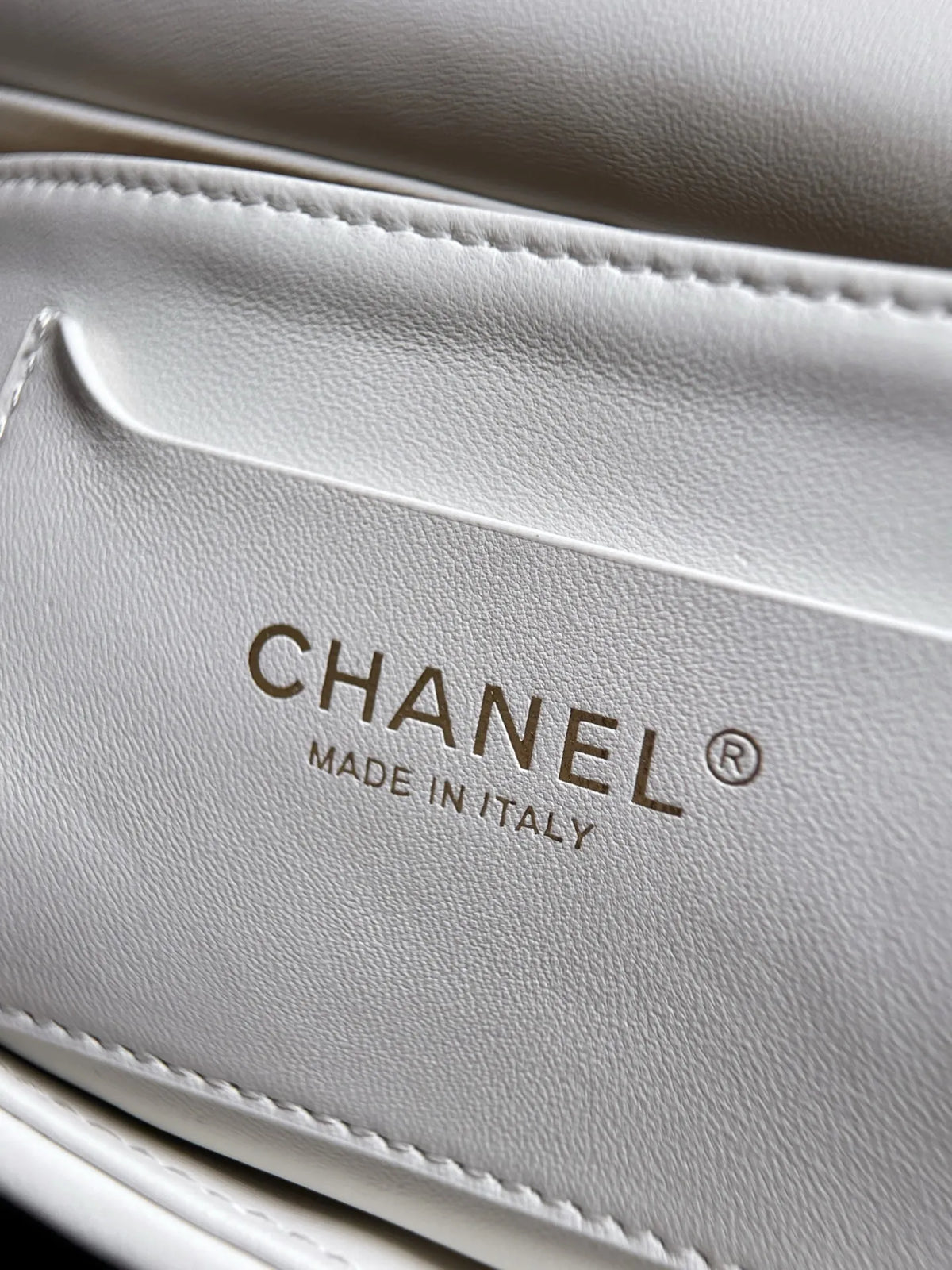 Women's Chanel 26C Resort Straw 9.1 in Bag AS6017 301847