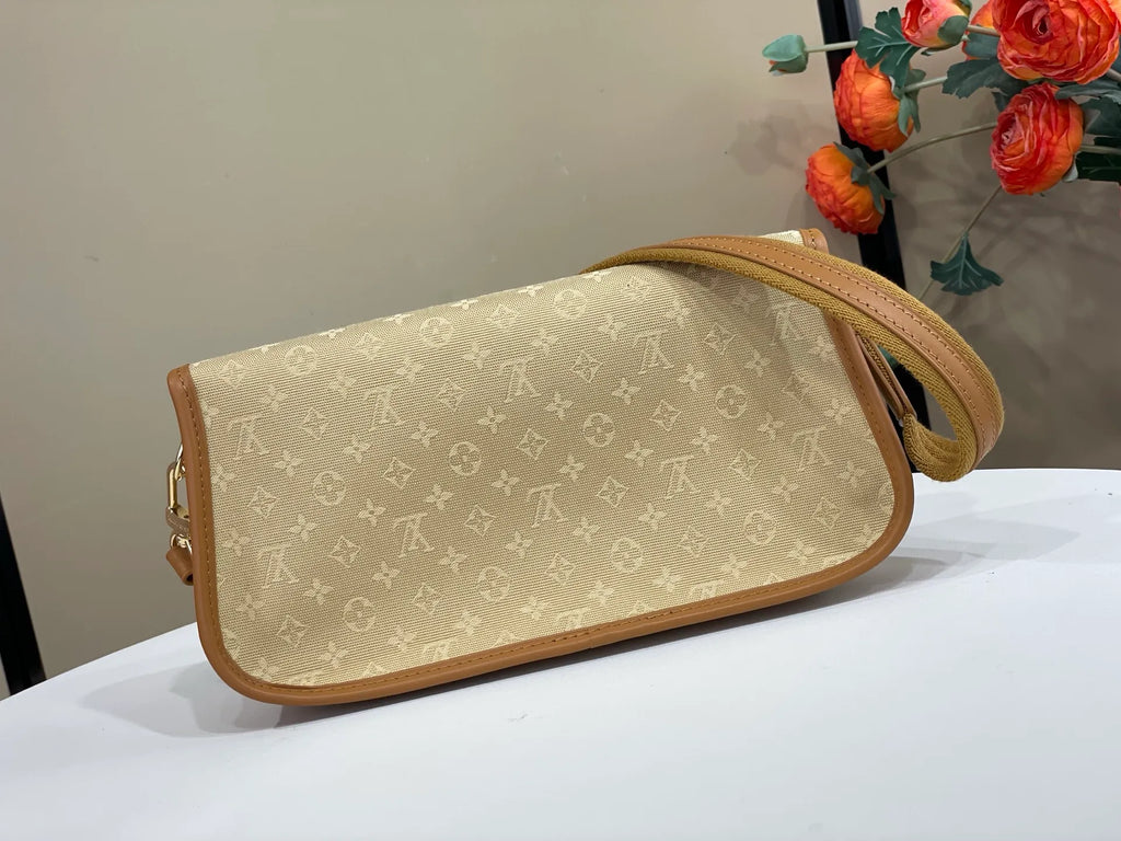 Women's LV Vintage Monogram Denim 10.2 in Shoulder Bag M92693