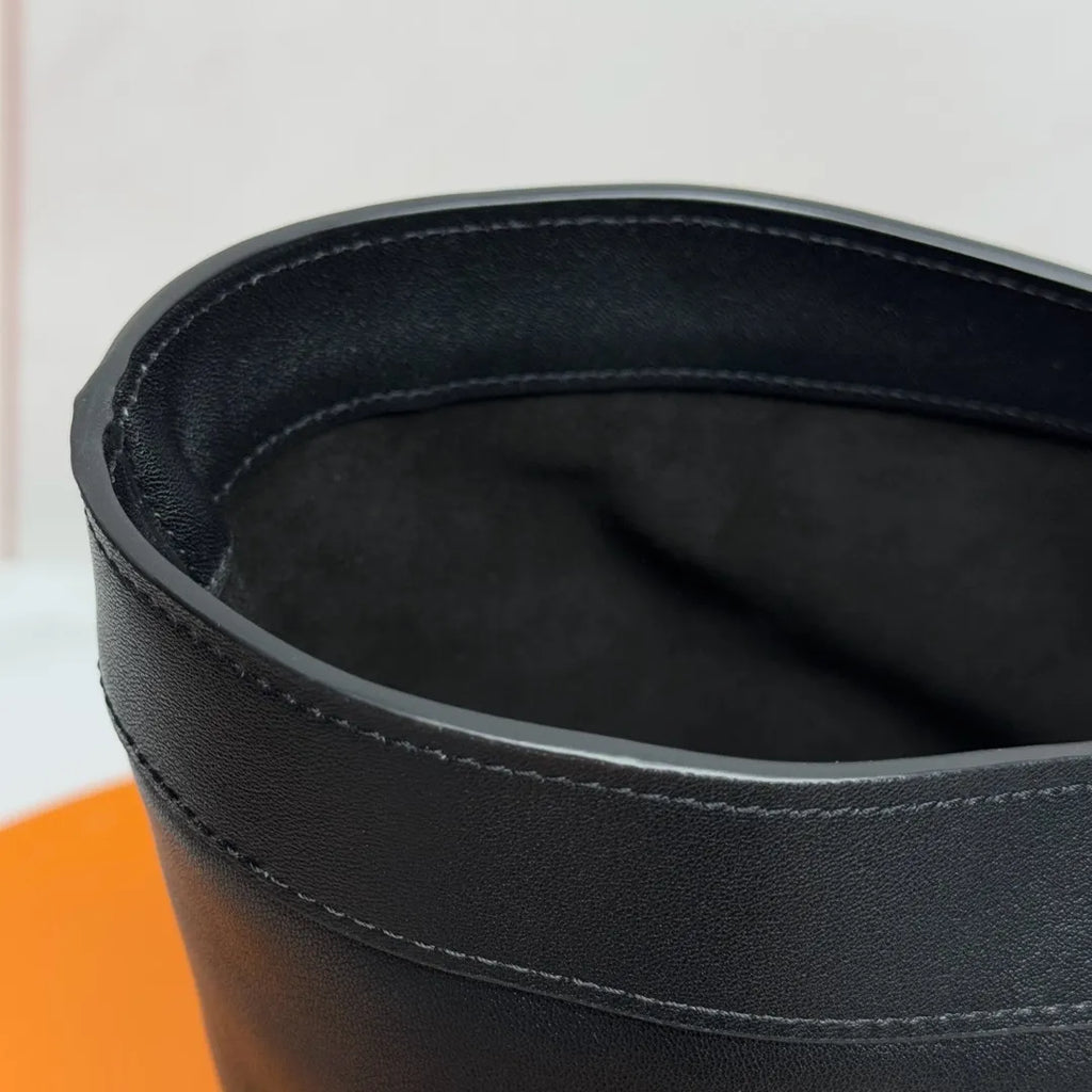 Y 15.4 in Fine-Grain Leather Tote Bag 817602